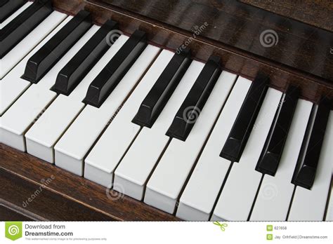 Unsere öffnungszeiten in der corona krise. Klavier-Tastatur stockfoto. Bild von elfenbein, tasten - 627658