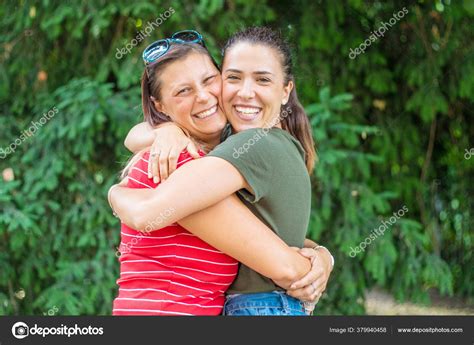 Portrait Deux Jeunes Belles Filles Lesbiennes Souriantes Sembrassent