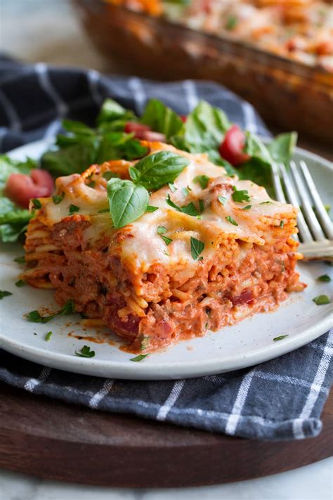 This spaghetti casserole dish is mouthwatering good and can be baked in just 1 hour! Easy Baked Spaghetti Recipe - Cooking Classy
