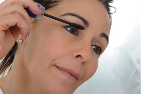 6 Powerful Eye Makeup Tips For Women Over 60
