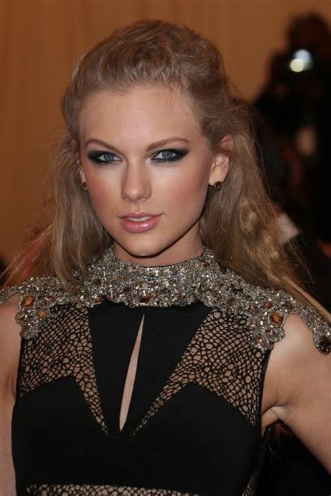 Taylor Swift Went For A Full Make Up Look With A Dramatic Eye And Heavy