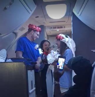 Er southwest rapid rewards® premier credit card riktig for meg? Southwest Flight Attendant Surprised Two Passengers By Making Them Get Married Inflight - View ...