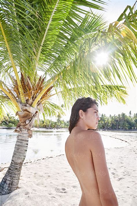 Portrait Of Nude Woman By Palm Tree In Tahiti Del Colaborador De