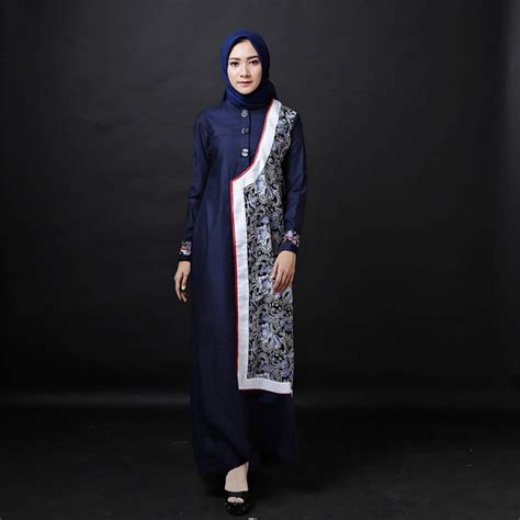 Model baju gamis batik terbaru 2021 kombinasi modern dan elegan nah, untuk memberikan warna yang lebih fresh dan berbeda maka banyak hadir beberapa desain gamis batik ini yang kemudian saat ini banyak digunakan sebagai busana pesta, acara kondangan, baju kerja, baju lebaran, dengan. √ 30+ Model Gamis Batik Kombinasi (POLOS, BROKAT, MODERN ...