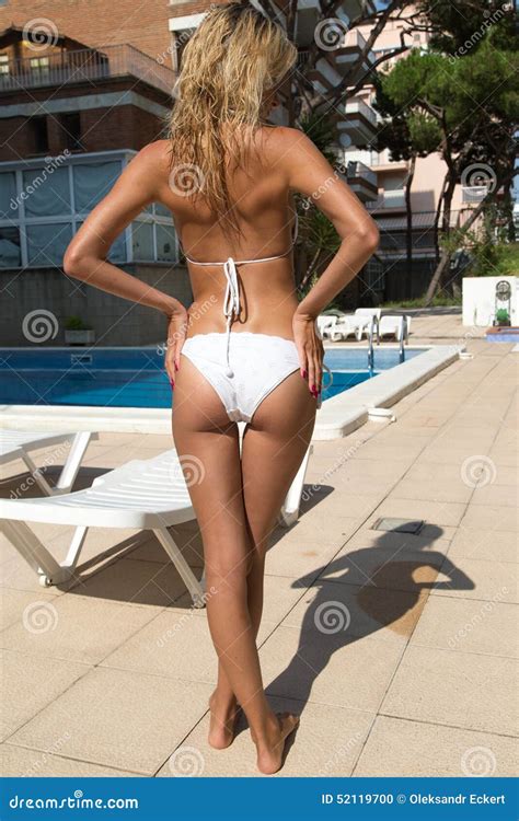 Sexy Meisje In Bikini Op Zwembad Stock Foto Image Of Looien Mooi