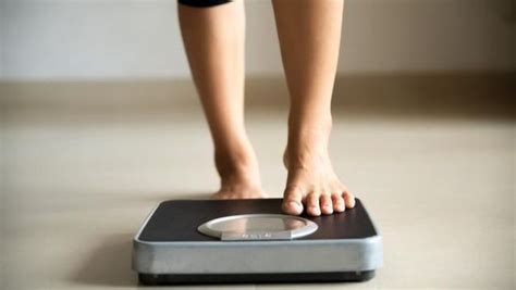 Diet 2.000 kalori dianggap diet standar untuk orang dewasa karena jumlah ini dianggap cukup untuk memenuhi sebagian besar energi dan kebutuhan nutrisi angka ini didasarkan pada perkiraan kebutuhan nutrisi kebanyakan orang dewasa. Kenali Diet Defisit Kalori Lengkap dengan Panduan Pola Makan