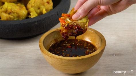 Haluskan garam, cabai rawit, kencur dan bawang putih. 3 Resep Olahan Tahu Sederhana Enak dan Praktis