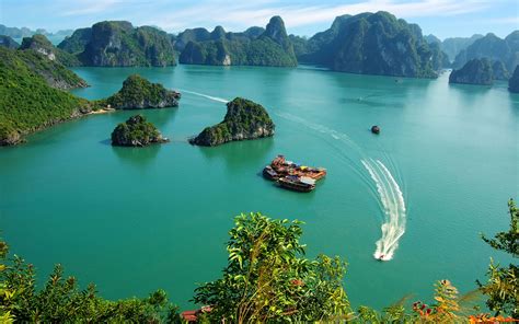 Halong Bay Famous Tourists Attraction Place In Vietnam Found The World