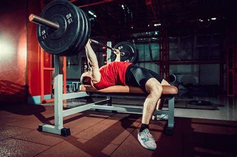 Premium Photo Man Doing Bench Press Workout In Gym