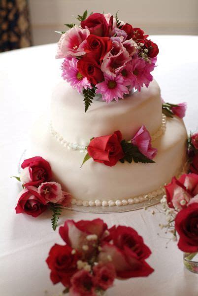 And yet with the brown and ivory colors they have kind of a rustic feel, which is another theme repeat with the smallest circle with the sugar pearls. Non-Toxic Fresh Flowers for your Cake | Fresh flower cake ...