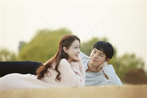 公园草坪上休息的年轻情侣高清图片下载 正版图片502151191 摄图网