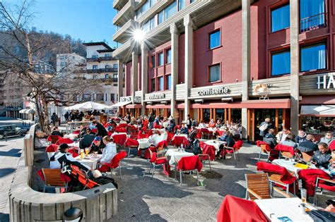 Moritz'deki hauser otel'de sunulan olanaklar arasında, kahvaltı salonu, i̇sviçre, i̇talya ve avustralya mutfaklarından spesyaller sunan restoran, güneşli terasta da,meşhur hauser pastanelerinden getirtilen spesyaller sunulmaktadır. The Season Within The Season at St Moritz | InTheSnow
