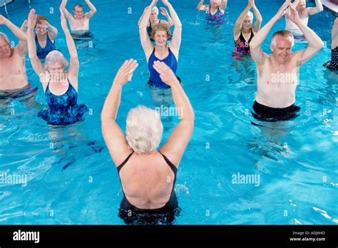 Gruppe von Senioren Wassergymnastik im Schwimmbad durchführen Stockfotografie Alamy