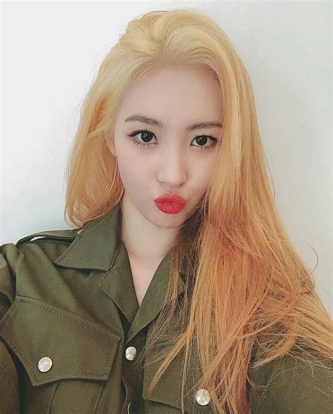 Pin By Im Nayeon On Sunmi Kpop Blonde Hair Blonde Hair
