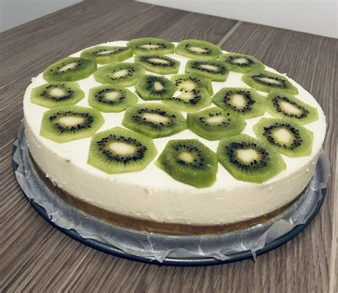 Den frischkäse und joghurt in eine große schüssel füllen. Frischkäse-Kiwi-Torte ohne Backen von blackbiscuit | Chefkoch