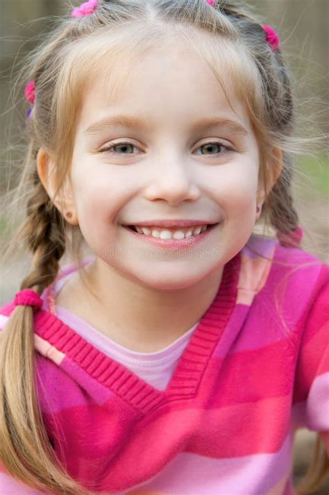 小女孩微笑 库存图片 图片 包括有 颜色 生活方式 愉快 童年 白种人 眼睛 健康 无罪 27888425