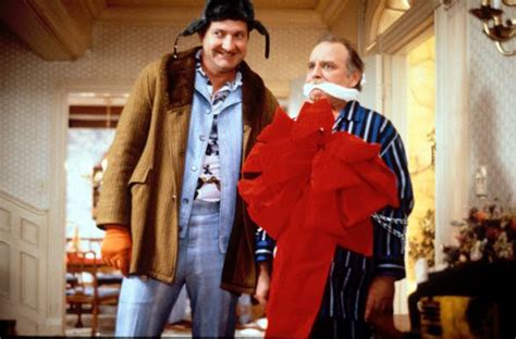 It's christmas time and the griswolds are preparing for a family seasonal celebration, but things never run smoothly for clark, his wife ellen and their two kids. NationalLampoonsChristmasVacation-Still5.jpg (600×396 ...