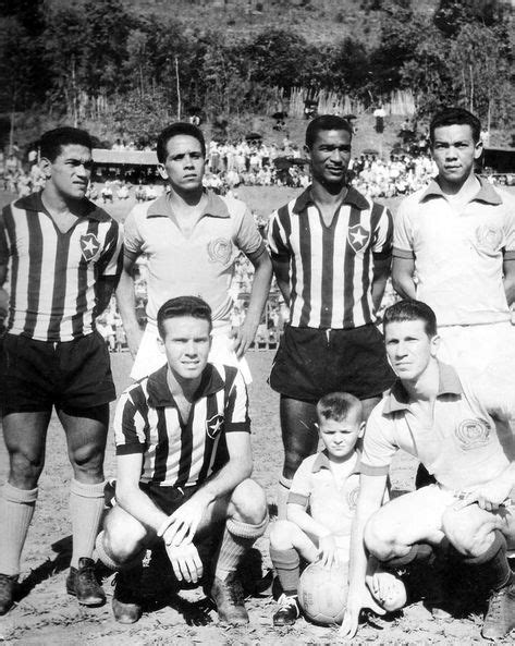 Zagallo e pelé trabalharam juntos em três copas do mundo. Em pé, da esquerda para a direita: Garrincha, Zé Milton ...