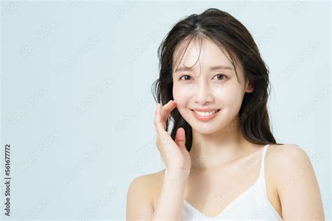 肌ツヤの良い若い女性の美容イメージ stock 사진 adobe stock