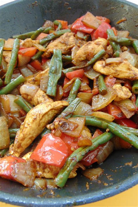 Si tenéis la bechamel hecha, en algo más de 30 minutos podéis tener vuestra lasaña lista. Verduras salteadas con pollo (o heura) y curry | Receta ...
