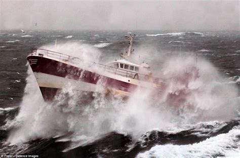Шокирующие фото кораблей во власти морской стихии