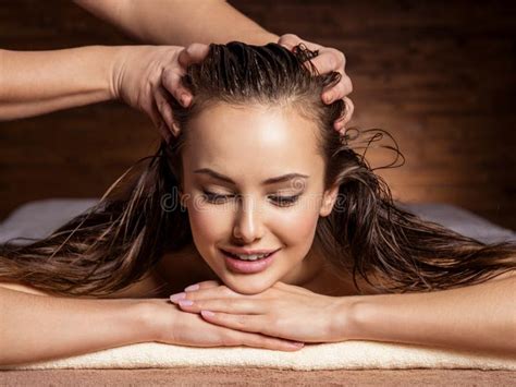 Massaggiatore Che Fa Massaggio Il Collo Di Una Donna Nel Salone Della Stazione Termale