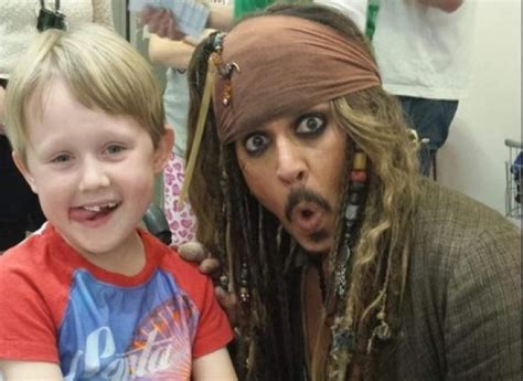 Johnny Depp Visita A Niños Con Cáncer Vestido De Jack Sparrow