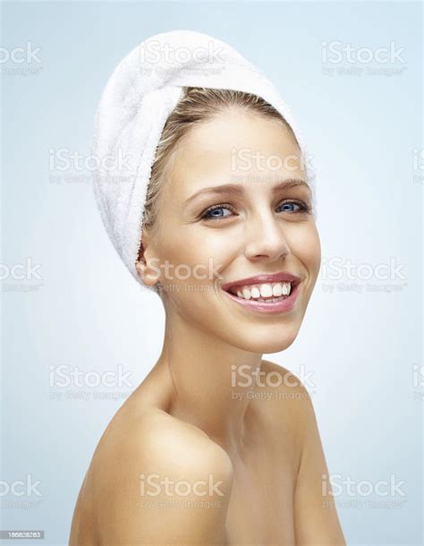 Nackt Junge Mädchen Nach Bad Lächeln Vor Bunten Hintergrund Stockfoto