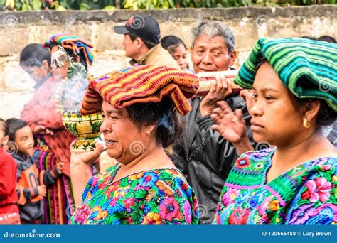 Las Mujeres Ind Genas Del Maya Se Vistieron En El Traje Del Traditonal Guatemala Foto De