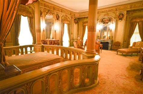 The largest room in the 1900 house is more for looking than living. family room mansion | Vanderbilt Mansion - bedroom - Hyde ...