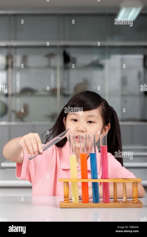 Students Do Experiments In Physics Class Stock Photo Alamy
