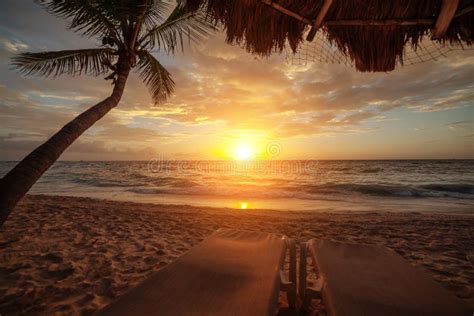 Salida Del Sol Sobre La Playa En Cancun Imagen De Archivo Imagen De