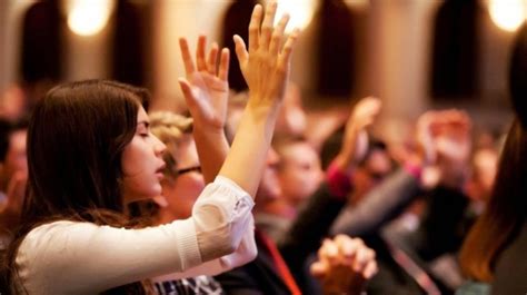 Kamu Yang Fokus Ibadah Pasti Bakal Hindari Duduk Di Samping 8 Tipe Orang Ini Di Gereja