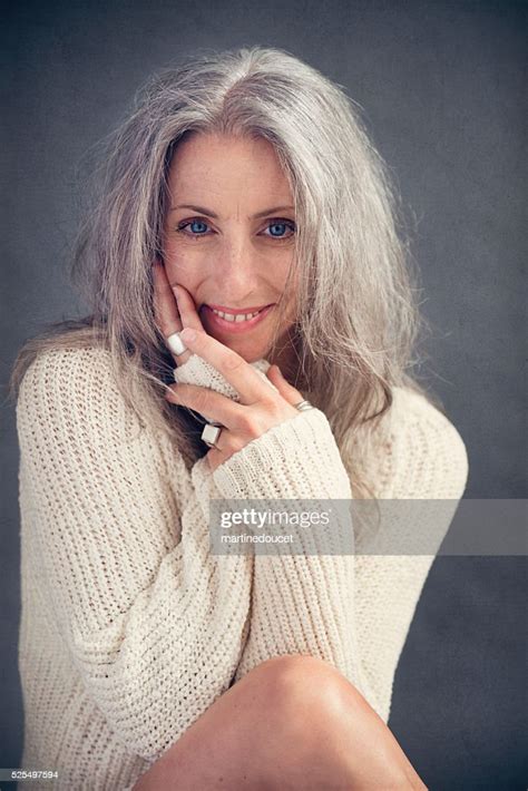 Vieillissement Élégance Belle Femme Dâge Mûr Avec Portrait De Cheveux Argentés Photo Getty Images