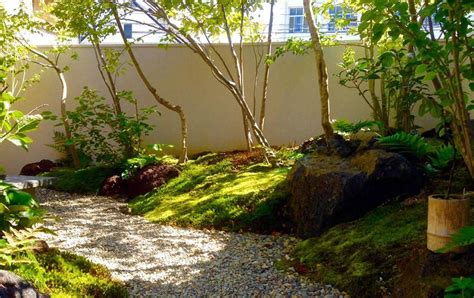 コケむした築山に山採りの自然樹形の樹々を植栽した和庭 | 庭, ガーデンプラン, 日本庭園