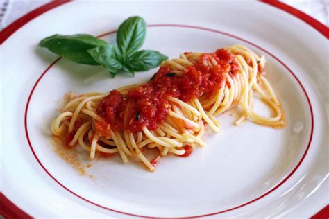 Spaghetti With Fresh Tomato Sauce Savoring Italy