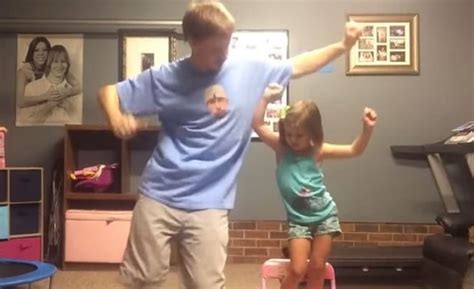 Padre E Hija Demuestran Sus Habilidades En El Baile