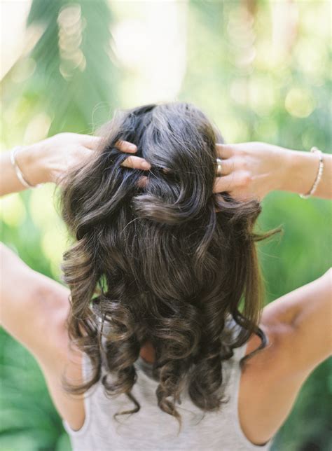 Flouncy bun bow ~ isn't this a fun way to dress up a bun?! BOW BUN TUTORIAL | Best Wedding Blog - Grey Likes Weddings