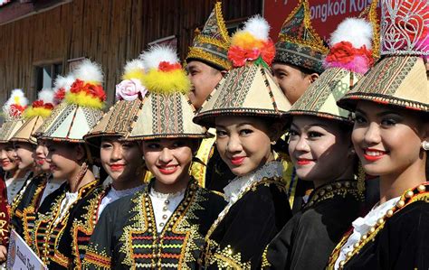 With the cultural dance and music, traditional sports and games, the grand unduk ngadau (harvest festival queen or better known as miss kaamatan), carnival, as well as events that go on, it is hard for you. Gawai and Tadau Kaamatan celebrations | Foto | Astro Awani
