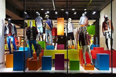 20 Tips And Ideas For Your Retail Store Window Displays