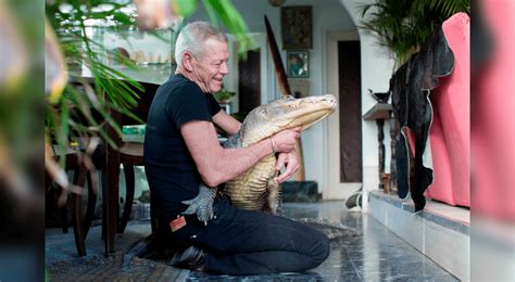 Hombre De 67 Años Vive Con 400 Animales Salvajes En Su Casa Youtube