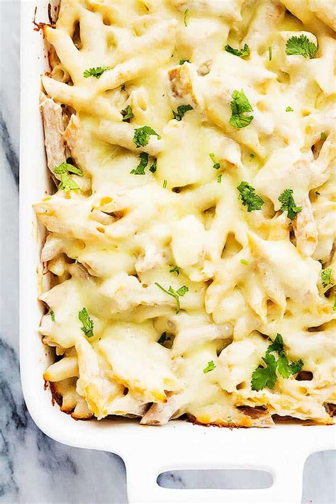 Toss it with alfredo sauce, mozzarella, chicken and peas, sprinkle with breadcrumbs and pop it in the oven. Chicken Alfredo Baked Penne | Creme De La Crumb