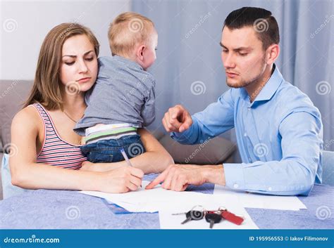 trieste vrouw met huilende jongen die documenten ondertekent stock afbeelding image of kind