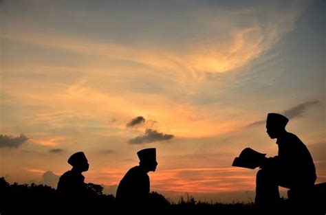 Dalam perspektif islam, ilmu merupakan keharusan yang wajib di implementasikan dalam dinamika kehidupan. Kewajiban Pemuda dalam Menuntut Ilmu | Tebuireng Online