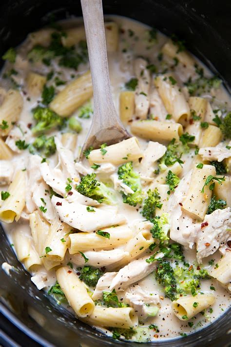 Creamy chicken soup recipe from our small hours. CROCKPOT CHICKEN ALFREDO PASTA WITH BROCCOLI - Recipes 2 Day