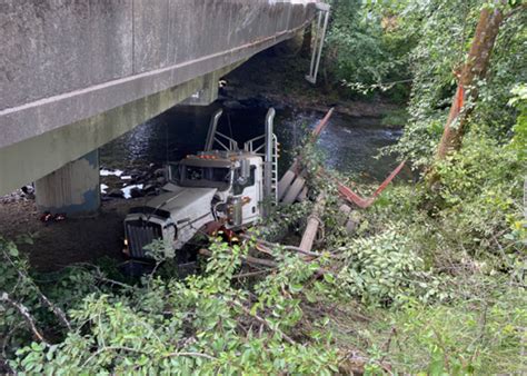 Log Truck Driver Survives 20 Foot Drop Off Oregon Bridge