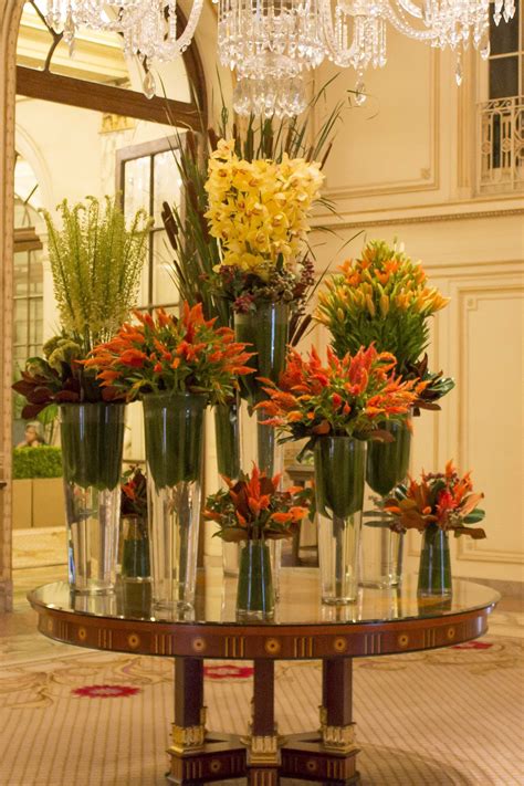 Planning an arrangement is important keeping in mind the right size, shape, colors and type of flowers used and appropriate containers to hold the flowers. Pin en F L O W E R S : Hotel Arrangements