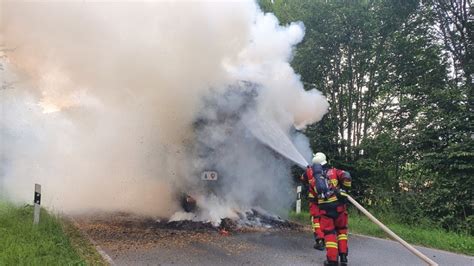 Ein Brennender Strohanhänger Beschäftigte Die Feuerwehren über Mehrere