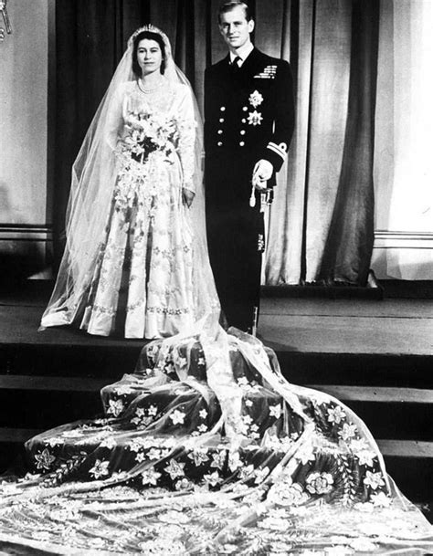A seulement 15 ans, en 1137, aliénor d'aquitaine est alors sacrée reine des francs à bourges. Robe reine : les robes mythiques de la reine d'Angleterre ...