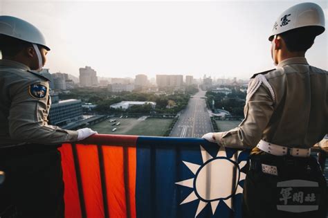 中華民國生日快樂總統府前雙十國慶中華民國國歌及國旗歌演奏 the national anthem of the republic of china and the flag song of the republic of china were performed in front of the presidential building in taipei, taiwan on oct 8, 2010 at flag lowering. 負責總統府升旗任務 憲兵旗手至高無上榮耀 | 其它 | NOWnews今日新聞